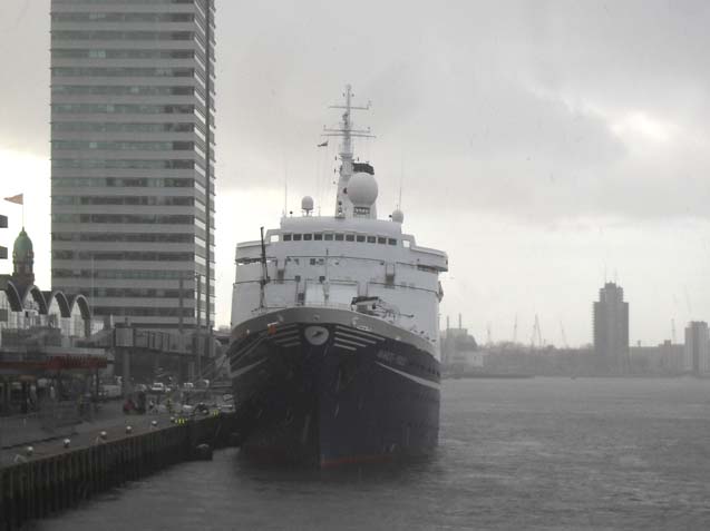 Cruiseschip ms Marco Polo van Cruise & Maritime Voyages aan de Cruise Terminal Rotterdam